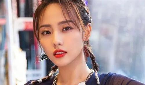 张嘉倪带俩儿子拍杂志封面，间接回击婆婆，买超举动显端倪