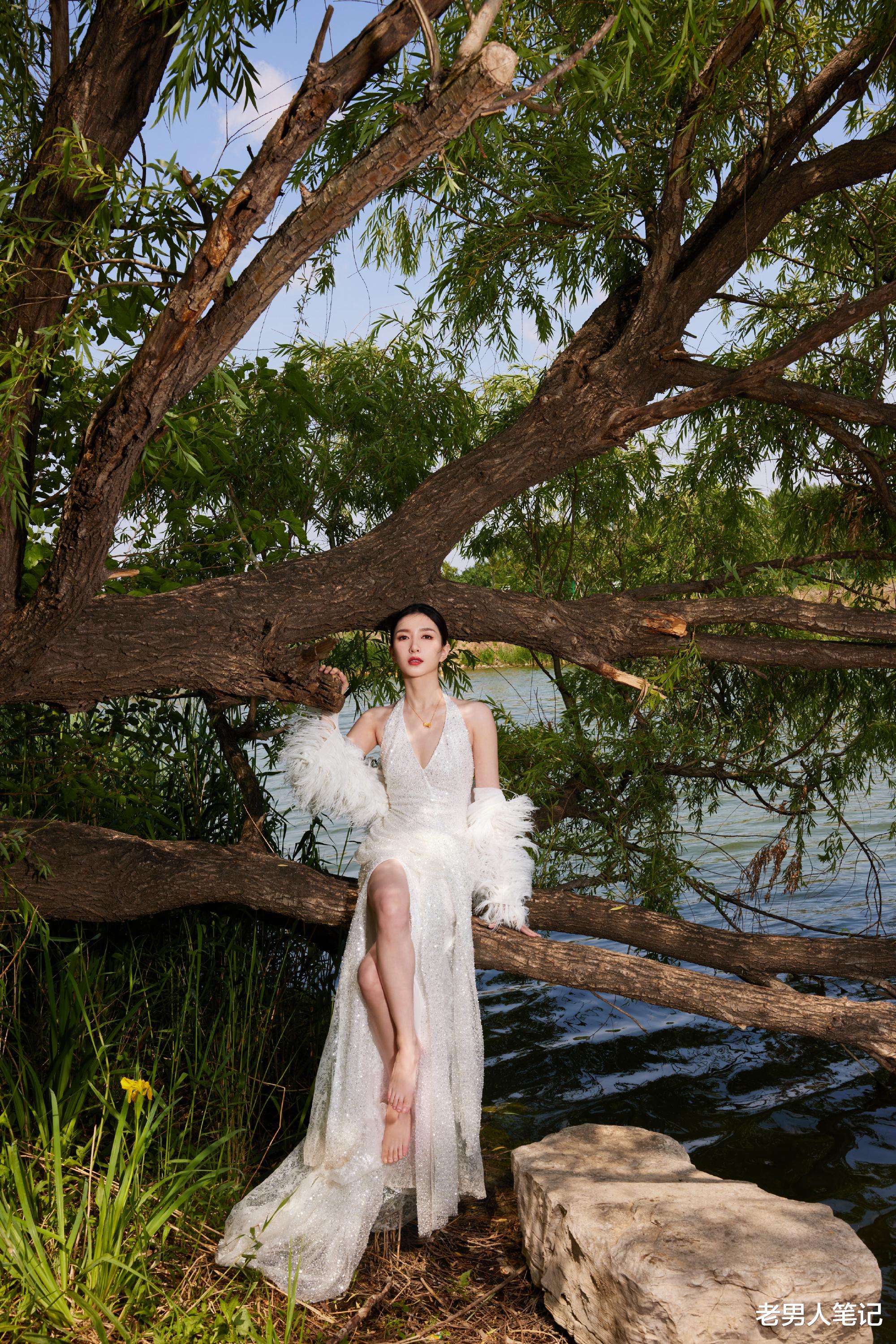 江疏影|江疏影今日活动美照,深V露背高开叉造型,皎洁如雪优雅明艳