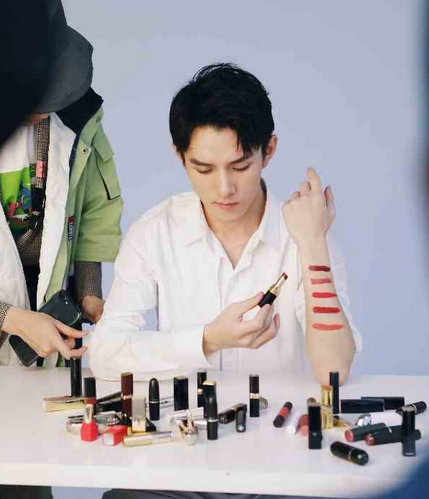 李佳琦“全中国没有,只有香港有”言论冲上热搜,罗翔的话应验了