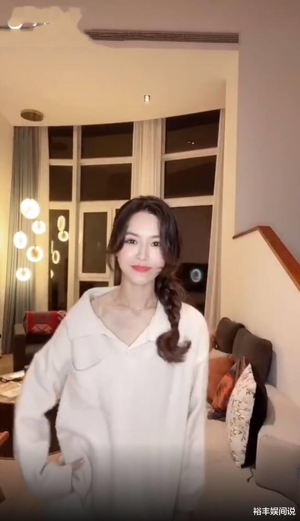 港星文咏珊定居上海！素颜挤地铁被嘲老气，身家千万穿2万的上衣