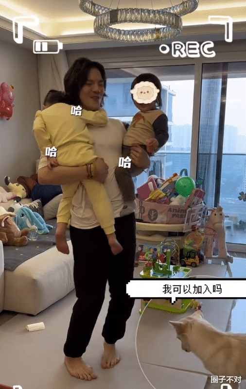 向佐独自带两娃秀爸爸力，豪宅内景罕曝光，客厅又小又乱超接地气