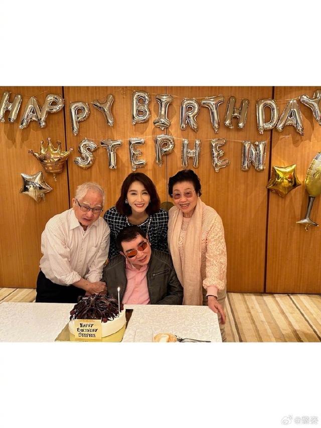 52岁黎姿晒全家照为弟弟庆生，车祸16年后瘫痪的弟弟能站起来了！