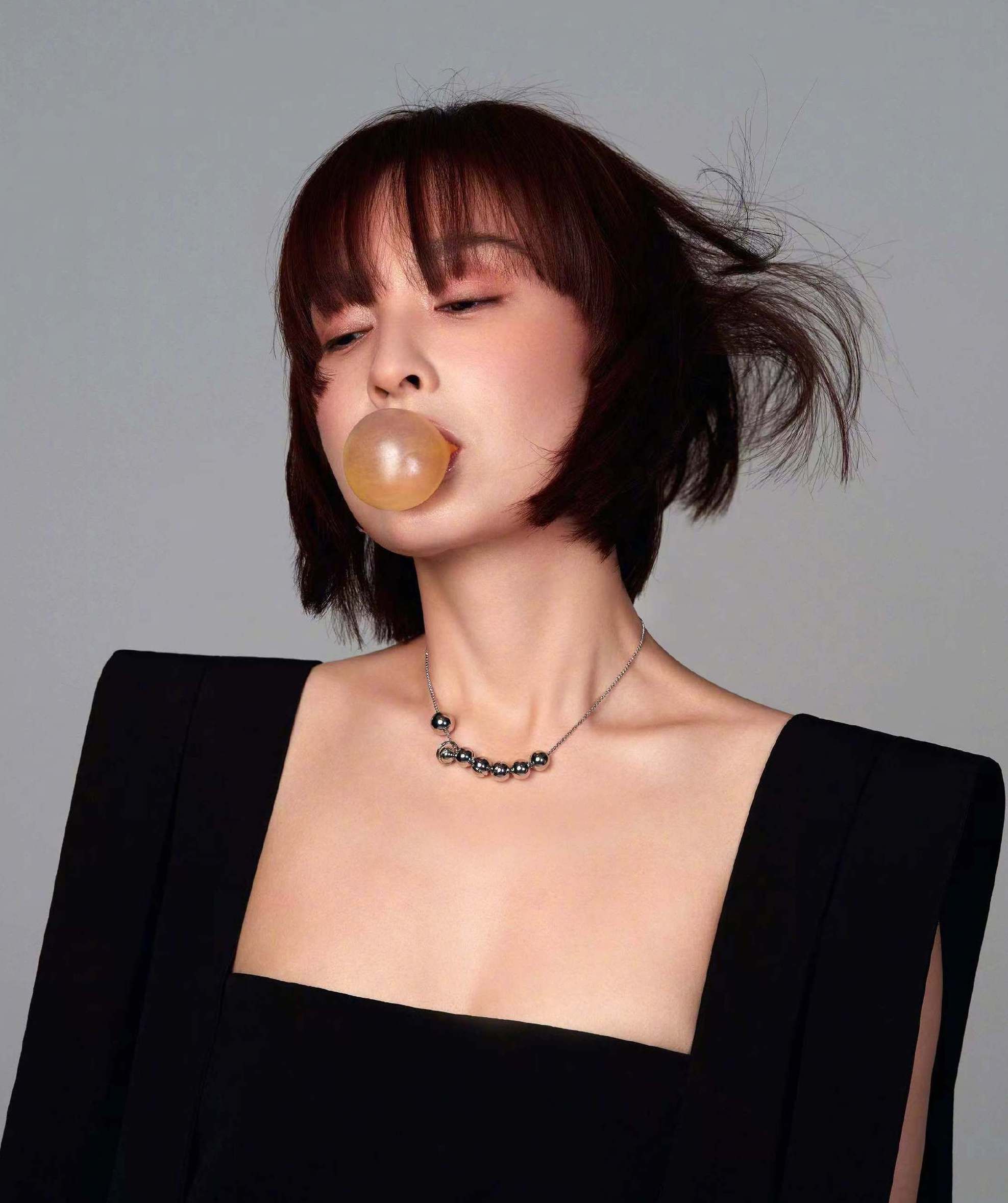 |40岁的吴昕渐入佳境，剪短发俏皮灵动，露背装造型身材抢镜