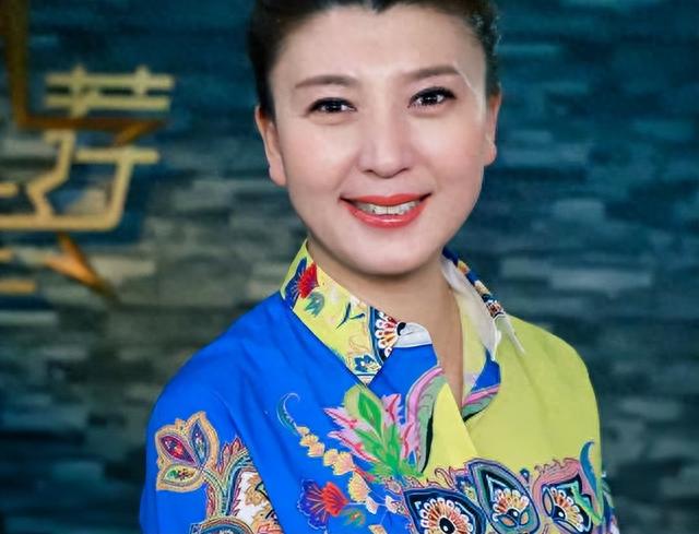 闫学晶：嫁大10岁二婚富商，46岁高龄产女，继女的选择让人泪目