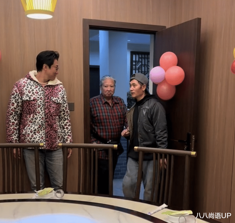 洪天明为父亲洪金宝过大寿！穿粉色豹纹超减龄，妻子周家蔚也来了