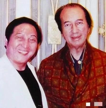 他曾为多位女星“床上开光”，与马云称兄道弟，李冰冰尊他为干爹