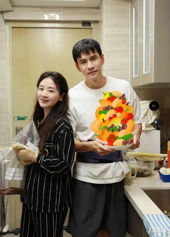 经超晒一家四口合照，20岁大女儿露正脸，与同母异父妹妹关系亲昵