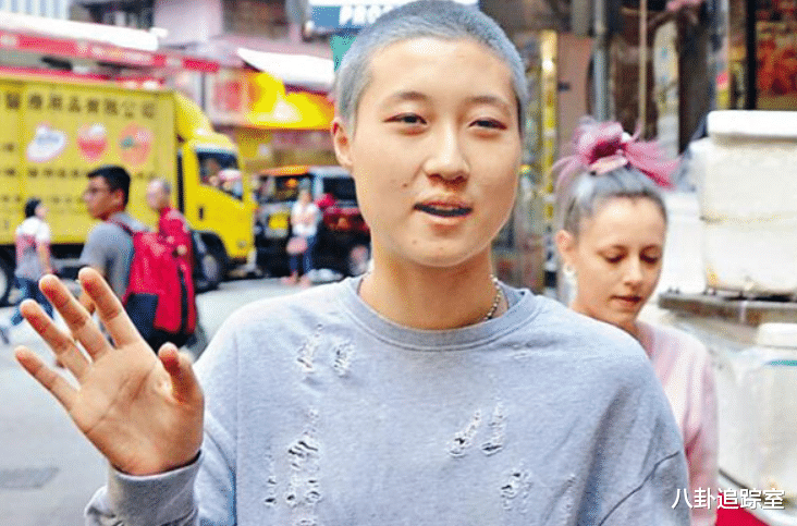 曝成龙私生女出轨！借补习外出与人约会，曾与女友住桥洞、领救济