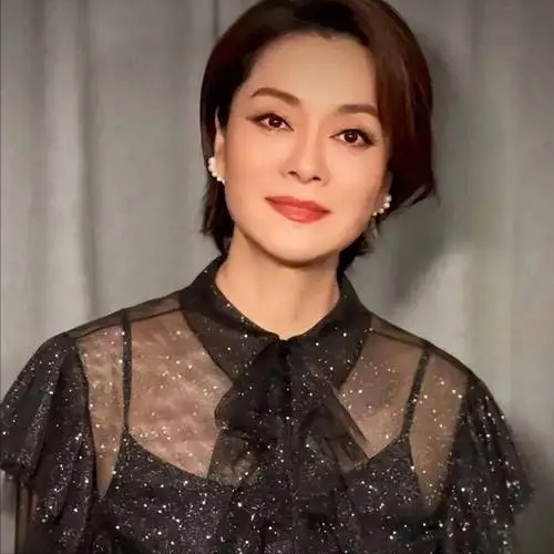 毛阿敏|毛阿敏参加爱女成人礼，学霸女儿打仨唇钉化浓妆，高颜值似妈