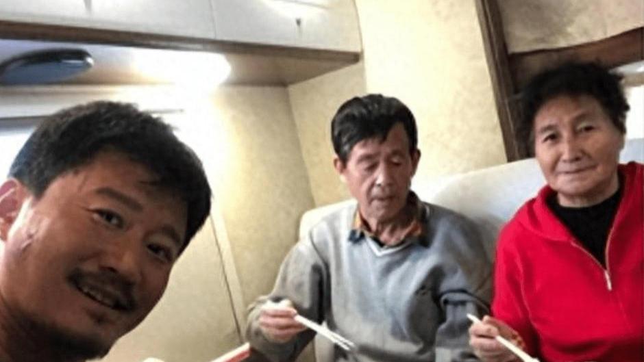 骗得我们好苦！原来他就是吴京的父亲，难怪吴京能拿下300亿票房！