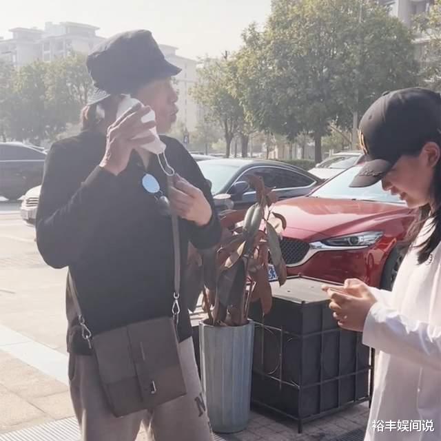 夏韶声|70岁夏韶声被曝定居中山!与粉丝合照主动摘口罩,女友小其33岁