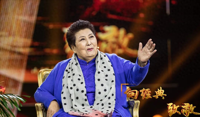 德德玛葬礼现场:腾格尔神情悲伤,丈夫14字挽联惹泪目,遗愿曝光