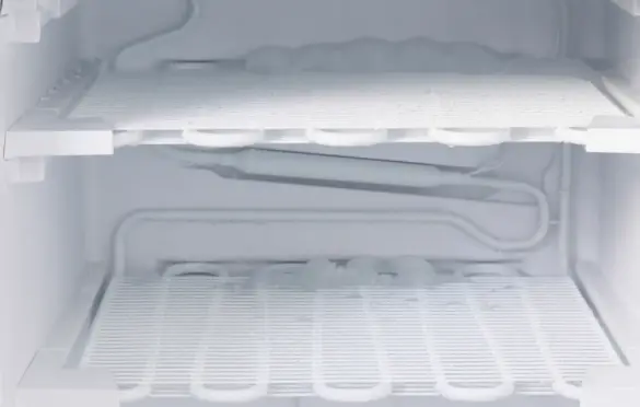 冰箱结冰太厚不要铲,用一个塑料瓶轻松搞定,冰块哗哗掉