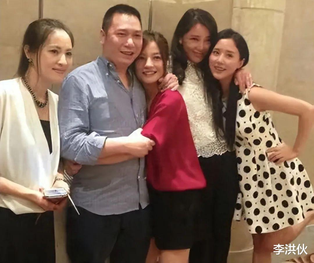 黄有龙父亲去世，赵薇夫妇都没有露面，丧事喜办变成了演唱会？