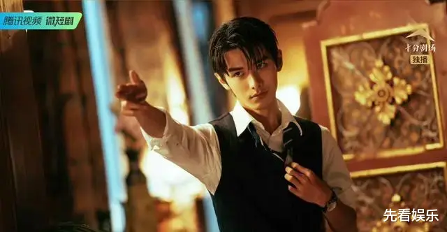 杨幂|杨幂:私密聚会被曝光,与一桌“大佬”吃饭全程笑脸相陪