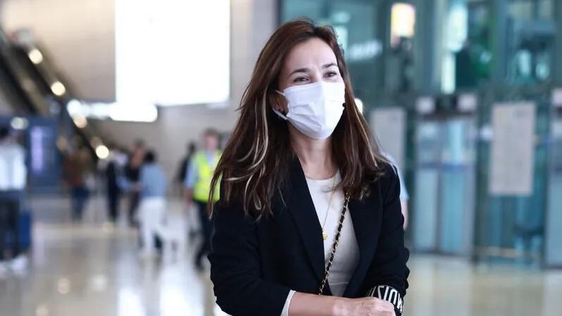 卢靖姗携女现身机场，母女互动温柔宠溺好有爱，1岁女儿小手好萌