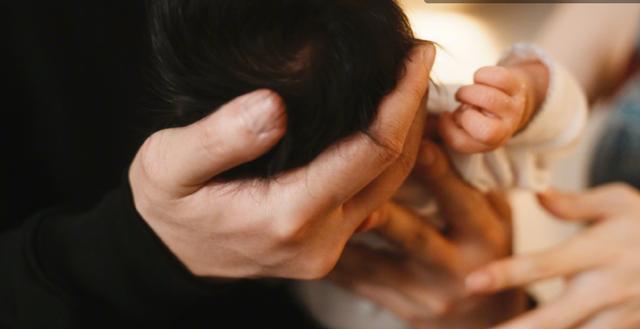 程晓玥|程晓玥官宣当妈妈,孩子高颜值遗传爸爸,英文名字显露婆家背景