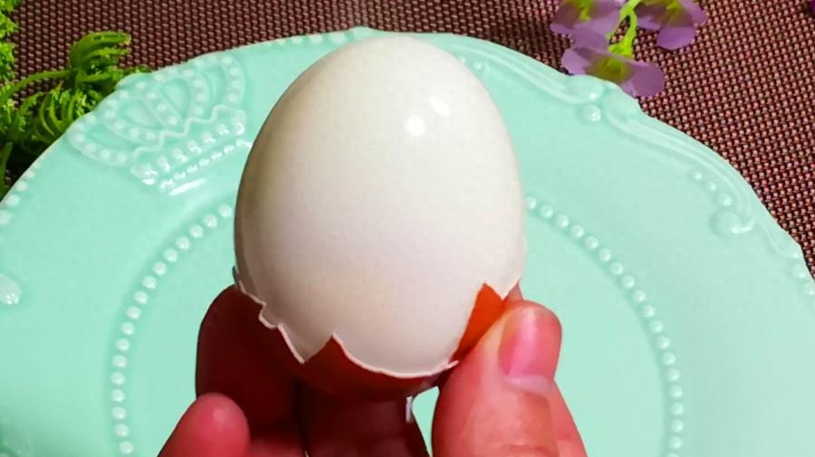 |水煮蛋，最忌讳冷水下锅，教你正确做法，鸡蛋鲜嫩，壳一碰就掉！