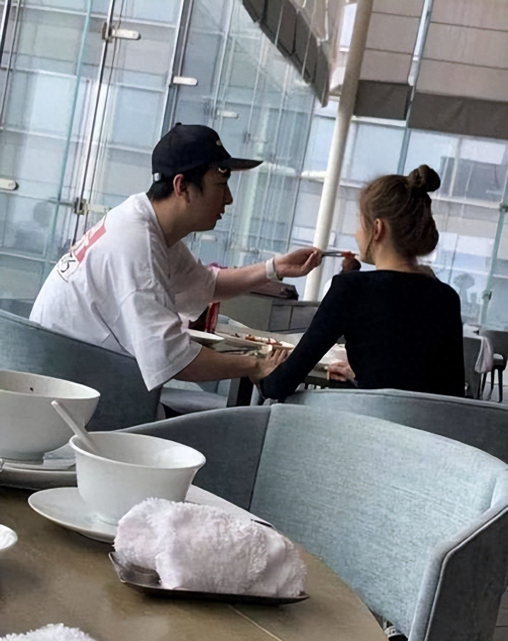 王思聪零零后新女友正脸曝光!外貌相当普通,引起了网友的嘲笑!