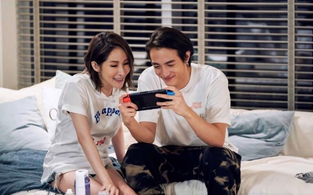 萧亚轩在直播中确认分手,小16岁男友黄皓翻篇了 - 历史资讯(主打网)