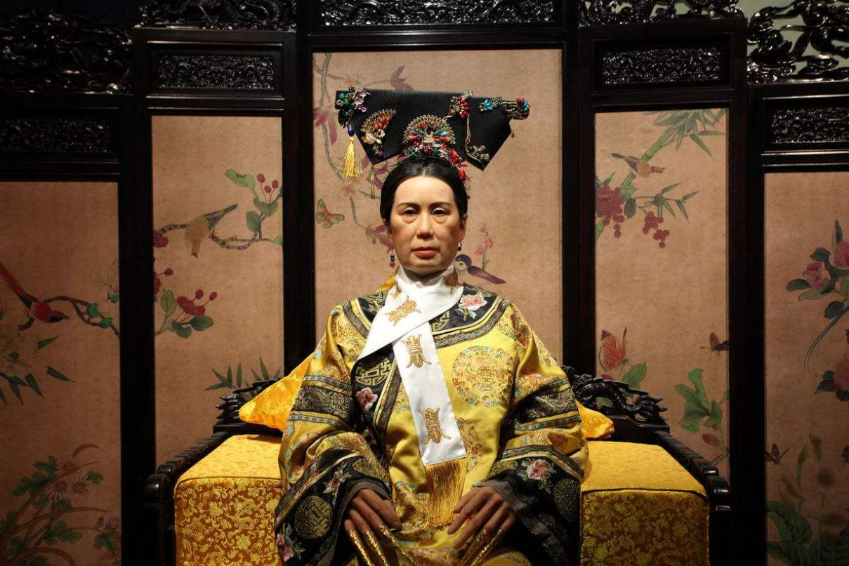 慈禧太后不但容颜绝世,而且对她的权势也非常的清楚,对她也是极为敬重