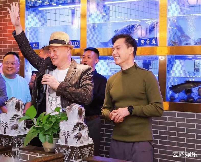 张智霖|张智霖舅舅广东捞金，72岁头发稀疏变化大，亏光积蓄后靠商演养老