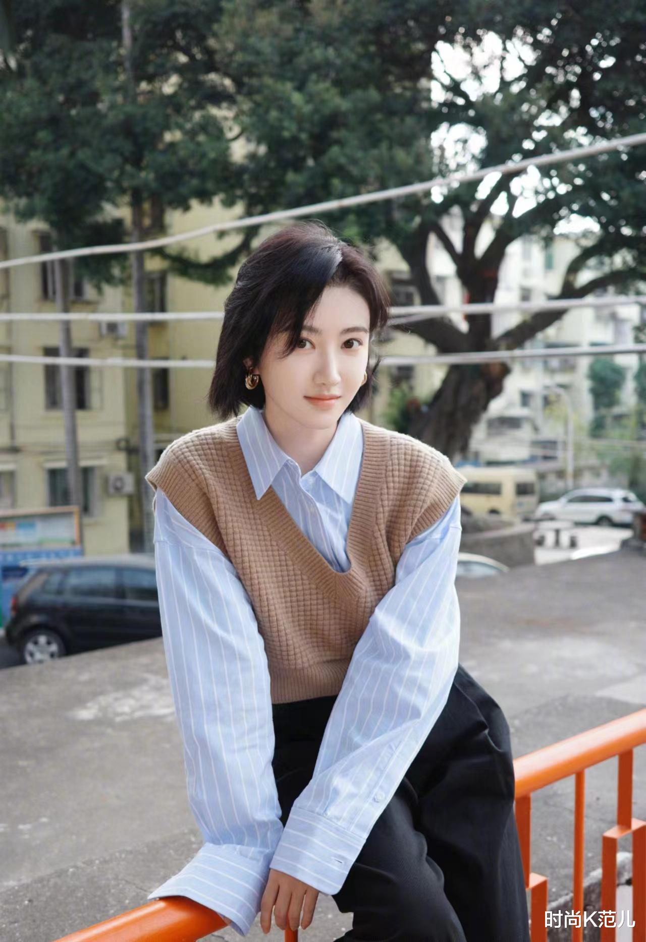 景甜换新发型,剪短发清爽又利落,衬衫搭针织马甲很减龄!