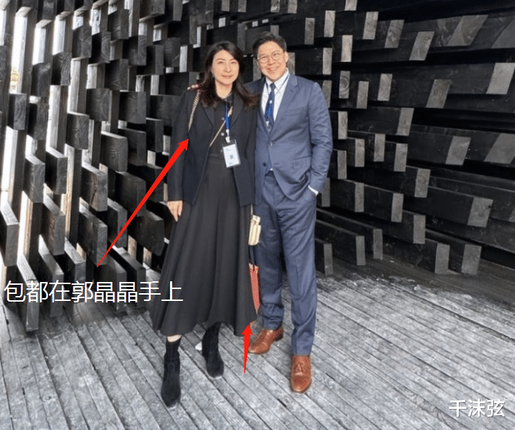 |郭晶晶夫妇现身展会,拎9.9元布袋接地气,霍启刚秀恩爱忘拎包