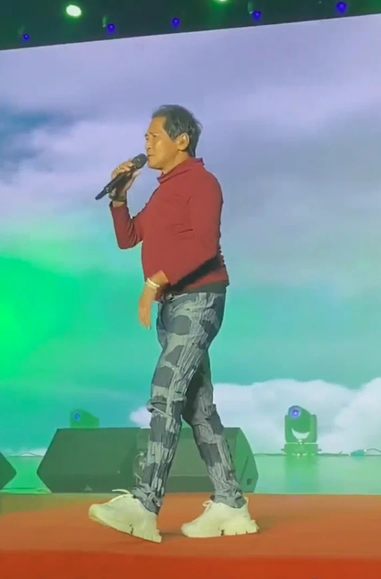 中年港台男星的迷之衣品,紧身裤,花衬衣,网友:上卡脖子下卡裆