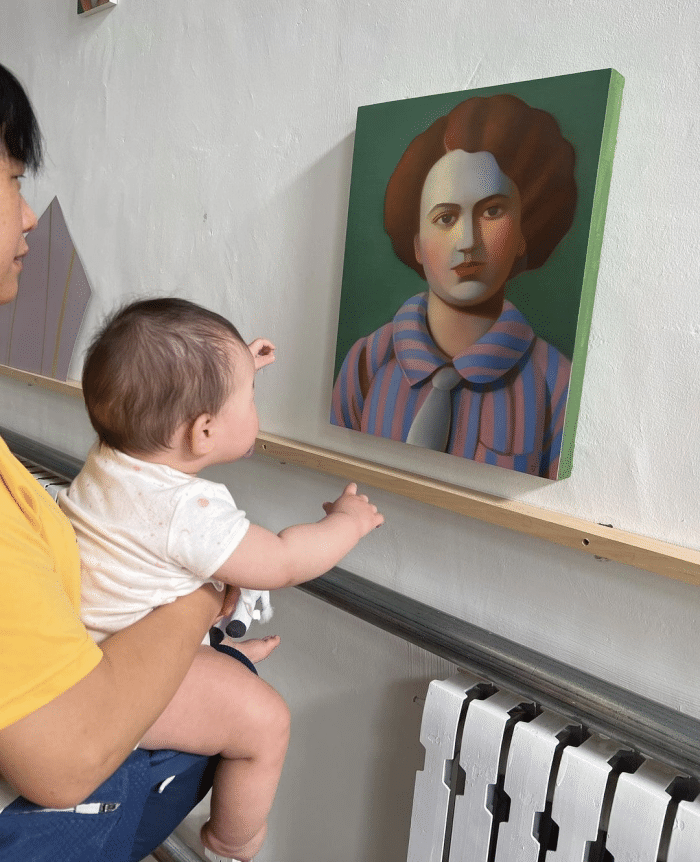 朱珠|朱珠带女儿看画展,打扮得光鲜亮丽,保姆一路同行,朴实接地气