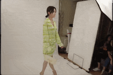 秦岚被吐槽身材差？但她演绎了职场穿搭的天花板