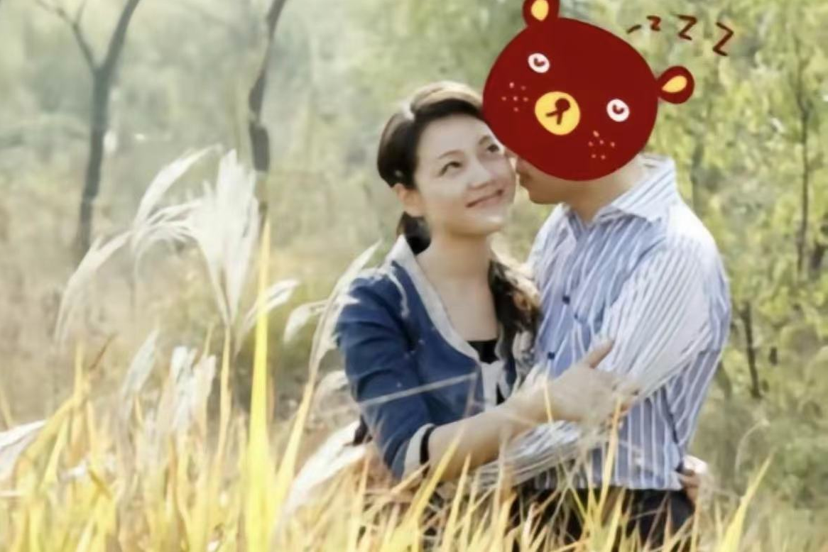 周群|周群晒与郭晓峰亲密合照,自称有夫妻相引争议,婚育多年老公神秘