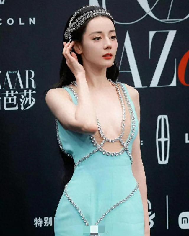 张雨绮这是穿了个领带就出门了吗?还有迪丽热巴,到底穿了没?