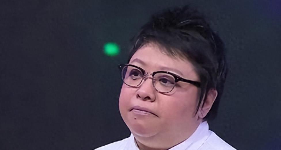 韩红终于现身！身材暴瘦，缺多颗牙齿状态萎靡，劳力士换称廉价手表