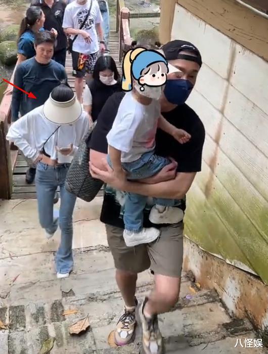 林峯陪妻女游玩,背妈妈包抱着女儿贴心如保姆,老婆打扮的像女星