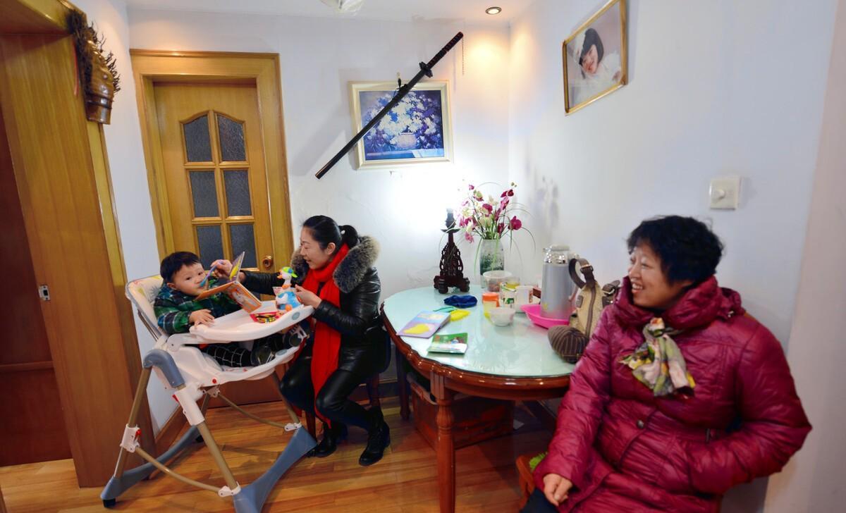 足浴|一位儿媳的哭诉：让51岁已退休的婆婆再去工作，我这么做有错吗？
