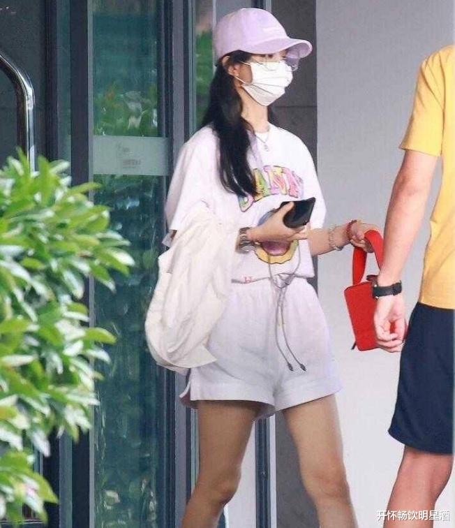 赵丽颖重新找到颜值巅峰，牛仔短裤搭配粉色短袖重回18岁！