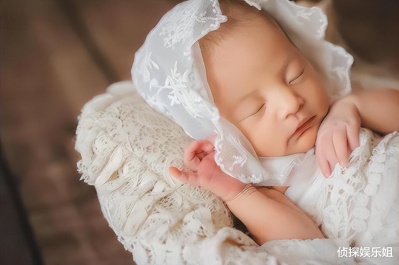 赌王|周杰伦晒儿子近照,6岁罗密欧双手放背后像大佬,卷发长睫毛抢镜