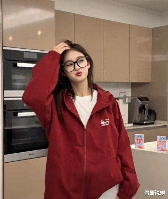 王思聪21岁新女友,分享同居生活照片,露出甜蜜笑容