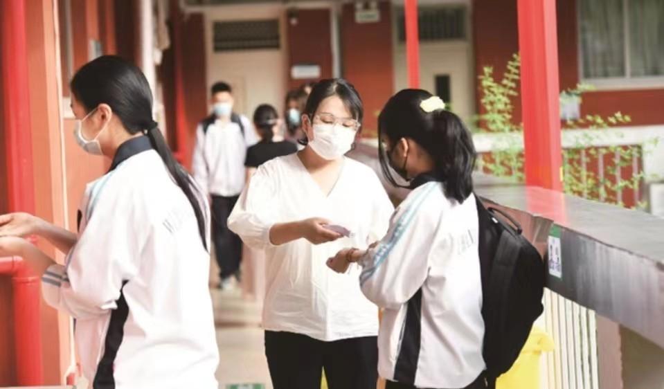 高马尾 家长纳闷：“高马尾”在中学生里慢慢消失，“鲶鱼头”却依旧盛行