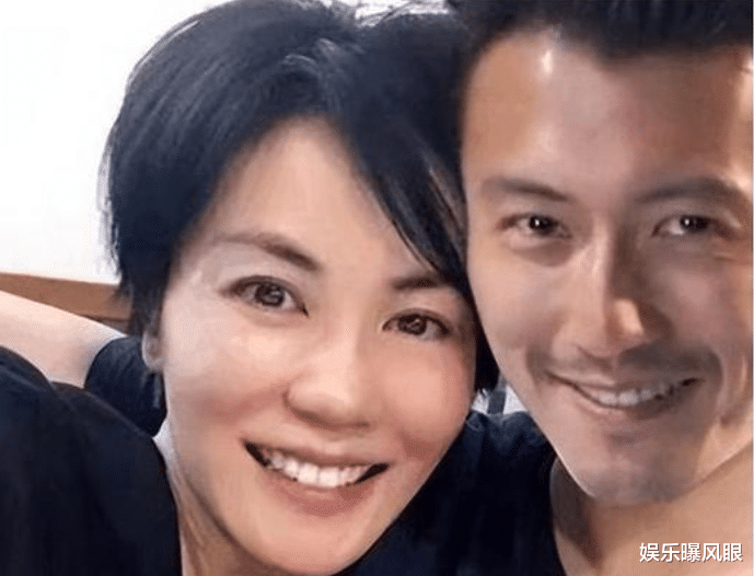 天后甄妮揭《好声音》黑幕，怒斥王菲谢霆锋是资本商，点名周杰伦