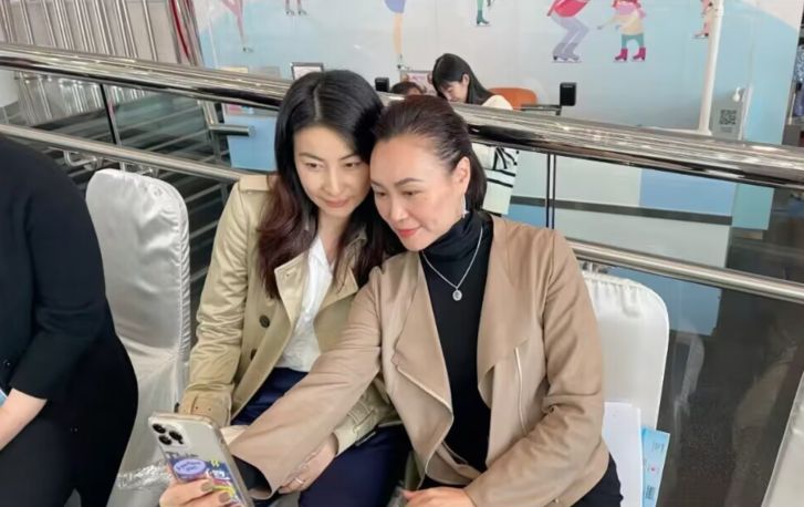 郭晶晶|郭晶晶现身花样滑冰公开赛,素颜露面状态获赞,大口吃干粮接地气