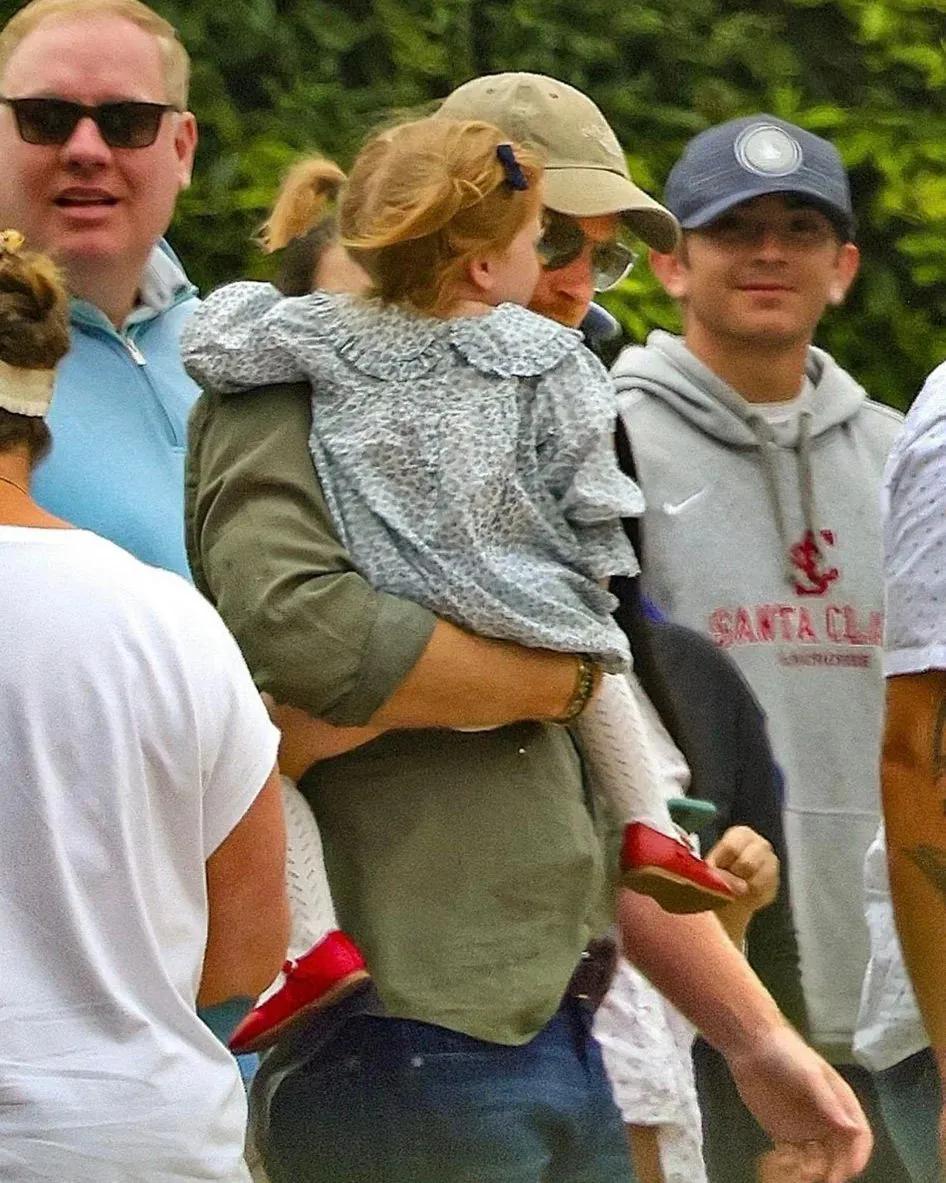 莉莉贝特公主新照来了！是金发，皮肤很白，长相和女王一模一样