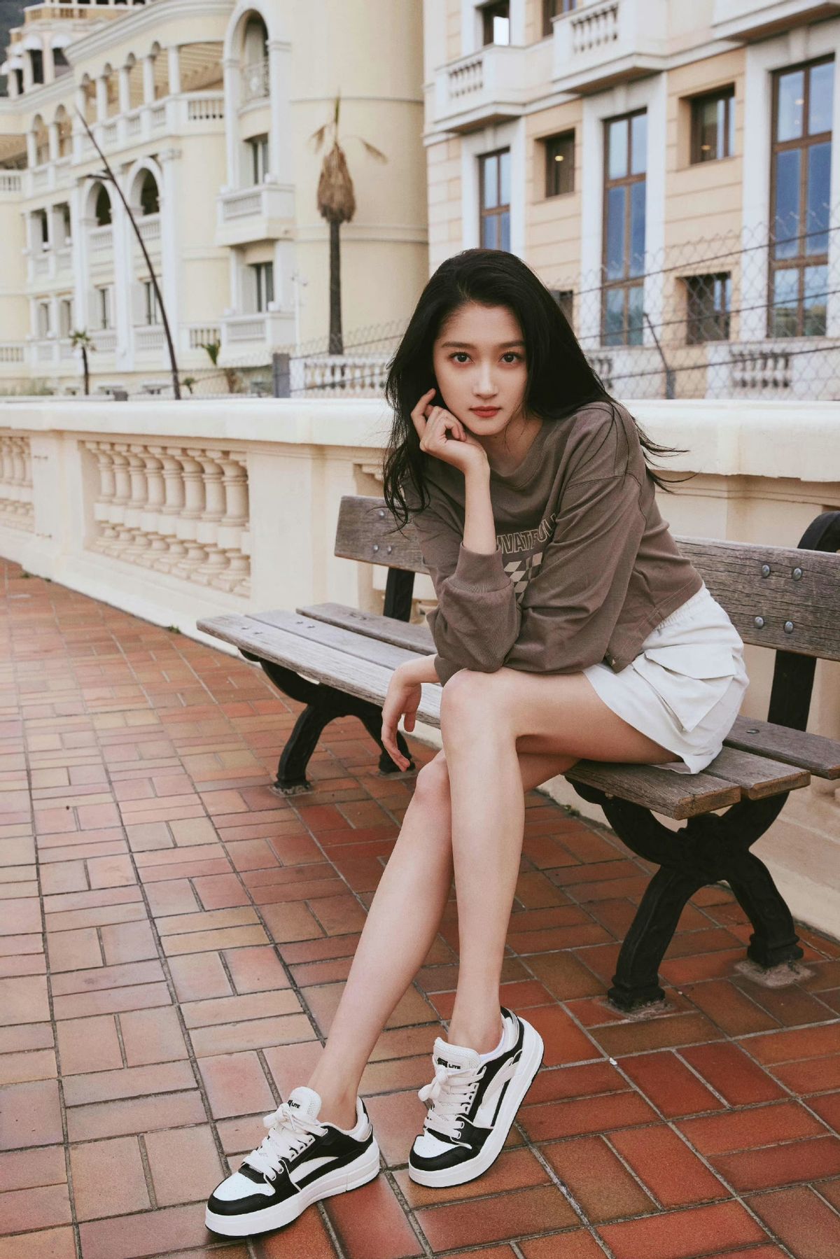 关晓彤梳麻花辫亮相美到大家,穿白裙秀美腿,浪漫十足太惊艳啦 - 时尚