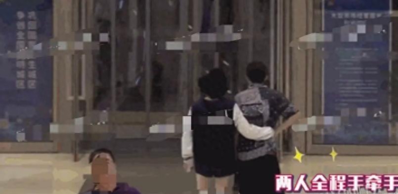 张雨绮亲吻比他小8岁的朋友!穿着睡衣在沙发上跳探戈看着很甜蜜