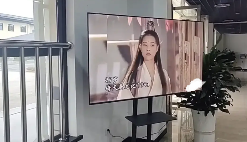 周海媚灵堂照疑似曝光,棺椁被花海包围,实际是殡葬店蹭热度