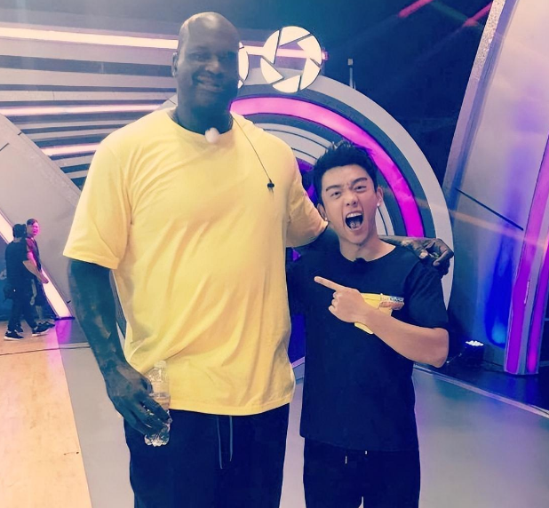 强森可是"巨石"啊,身高1米9一身肌肉,这在我们眼里已经很高大.