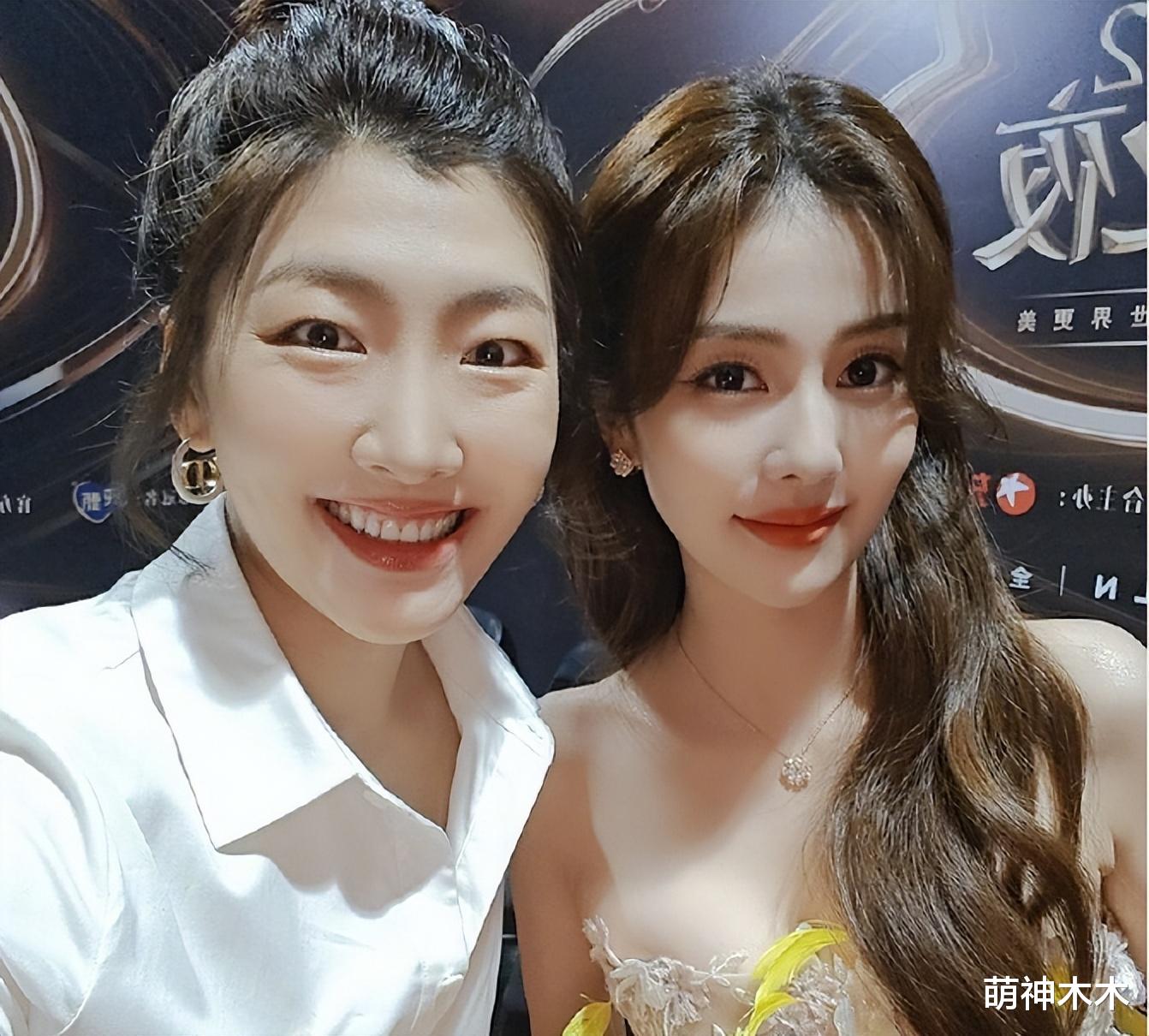 惠英红|众星分享微博之夜候场状态：惠英红宋佳打牌，王鹤棣檀健次合影