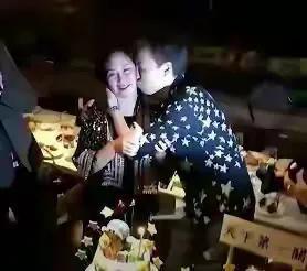 彻底放下过去！60岁何超琼与男友贴脸拥吻秀恩爱，喜迎“第二春”