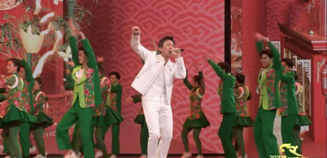 春晚|邓超央视春晚再放飞自我,携手王二妮更新超市神曲